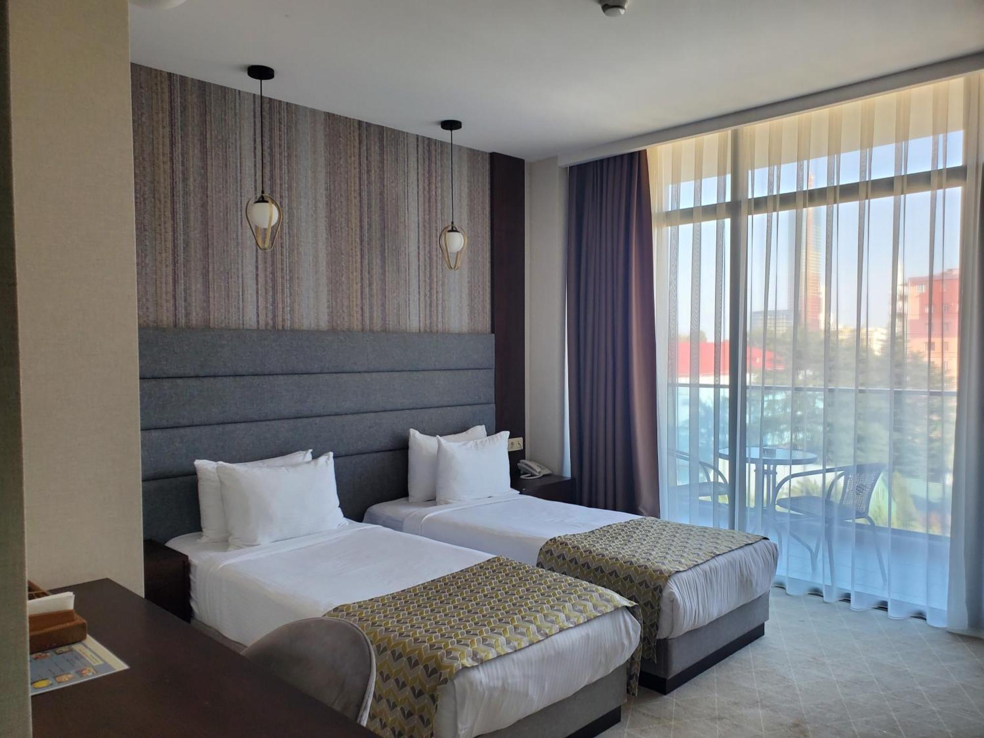 Hotel Salvador Батуми Екстериор снимка