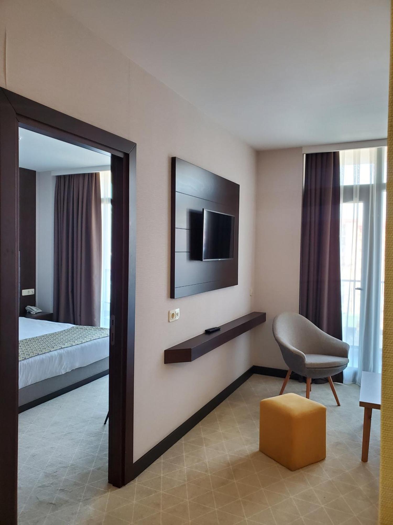 Hotel Salvador Батуми Екстериор снимка